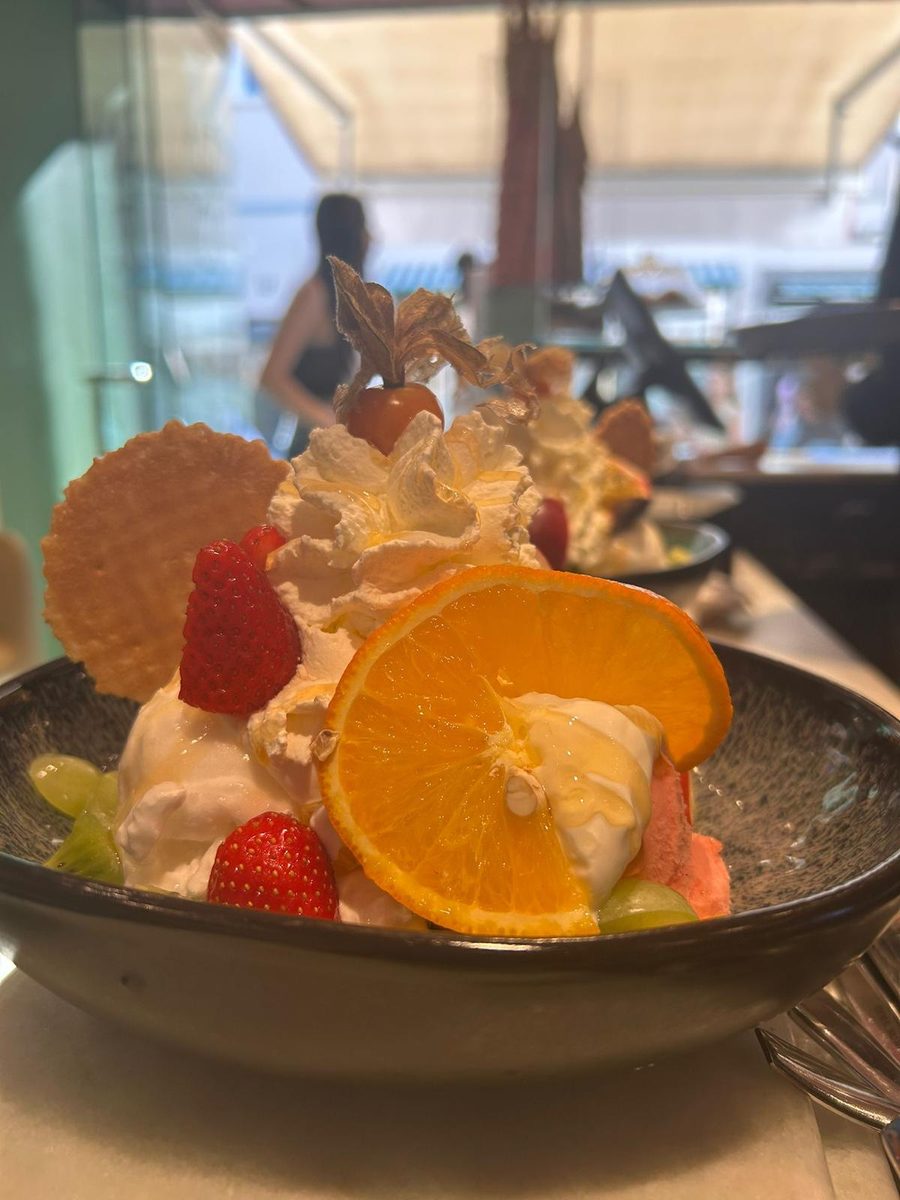 Joghurtbecher mit Saisonfrüchten