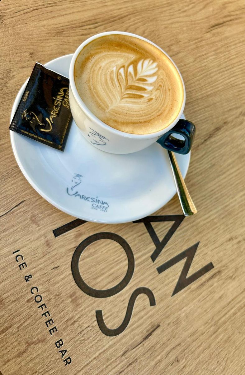 Cappuccino mit Latte Art aus dem Santos