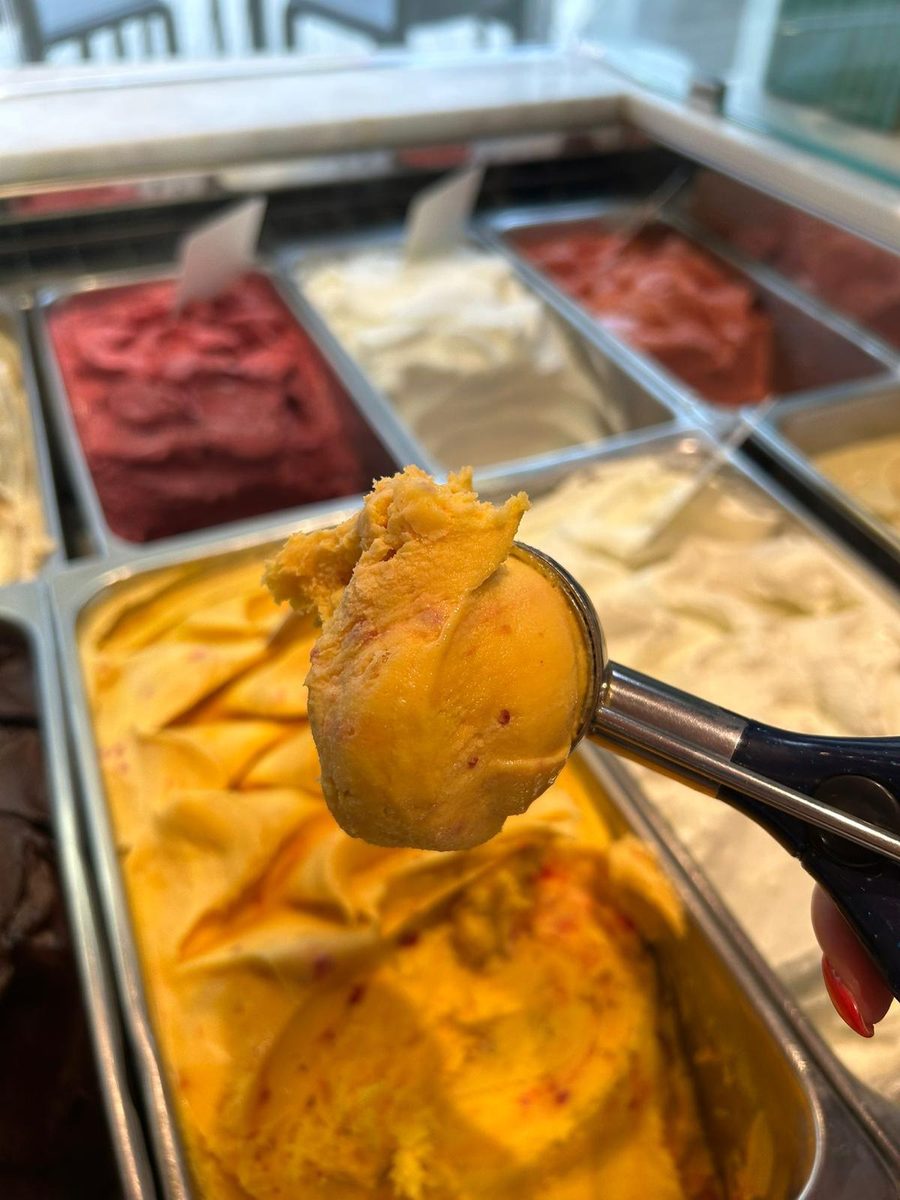 Drei Kugeln Eis im Hörnchen