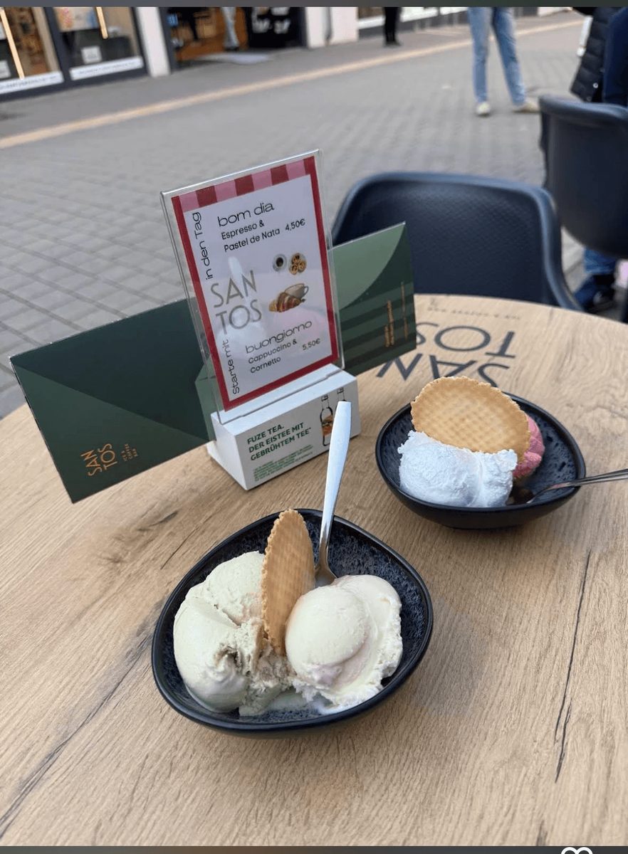 Frisches Eis auf dem Tisch im Santos