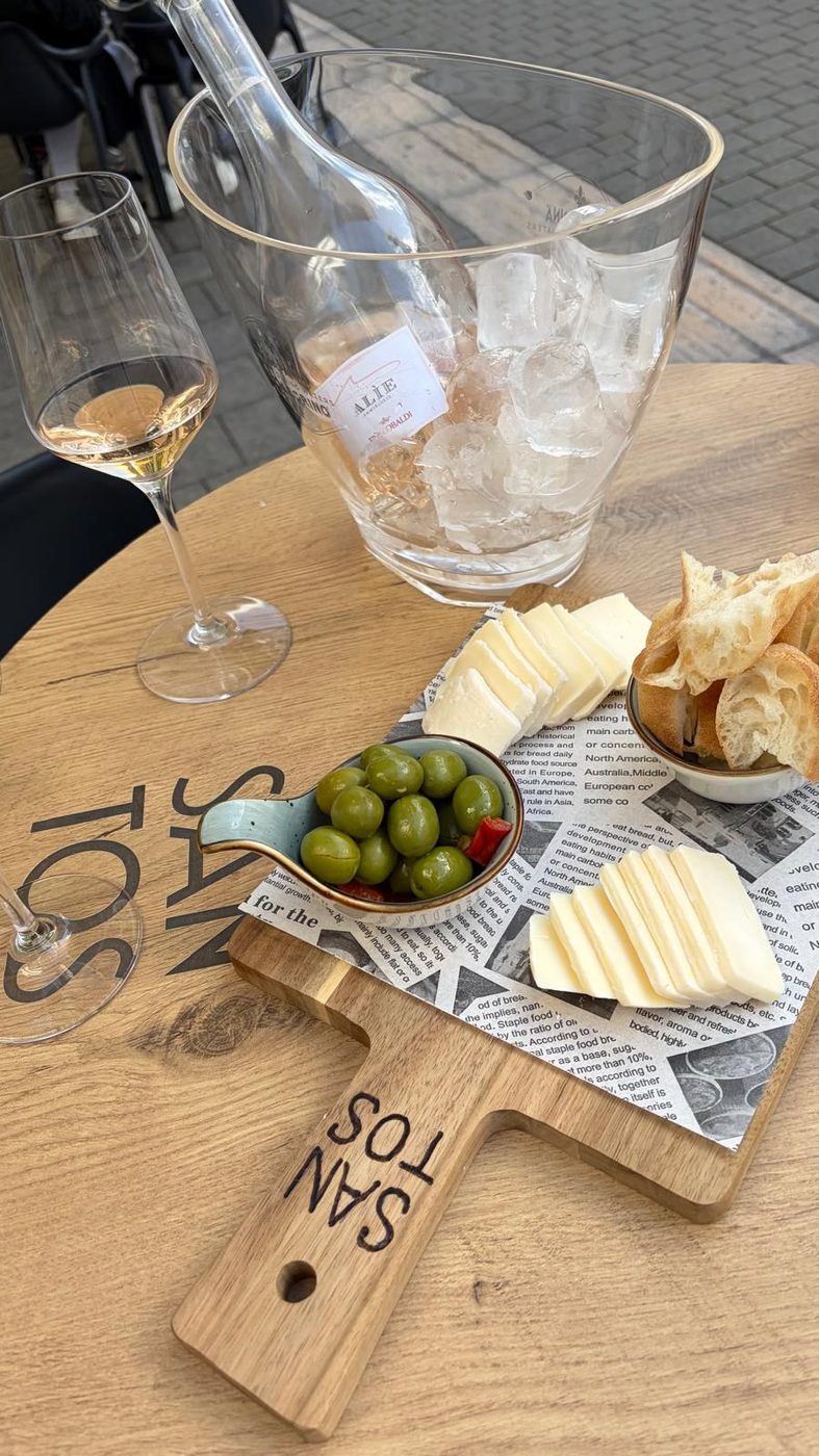 Aperitivo-Brett mit Oliven und Prosecco